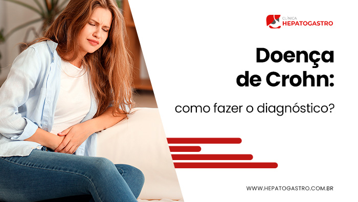 Mulher sentada no sofá com expressão de dor, segurando a barriga com as duas mãos, indicando desconforto abdominal.