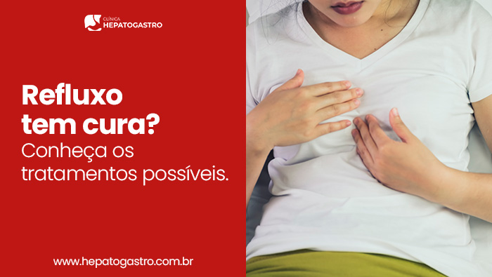 Mulher deitada com expressão de desconforto, levando as mãos ao peito, sugerindo dor ou queimação na região do esôfago ou estômago.