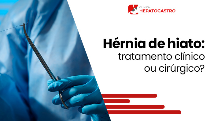 Médico com luvas e vestimenta cirúrgica segurando uma pinça com agulha e fio de sutura, em ambiente de centro cirúrgico.