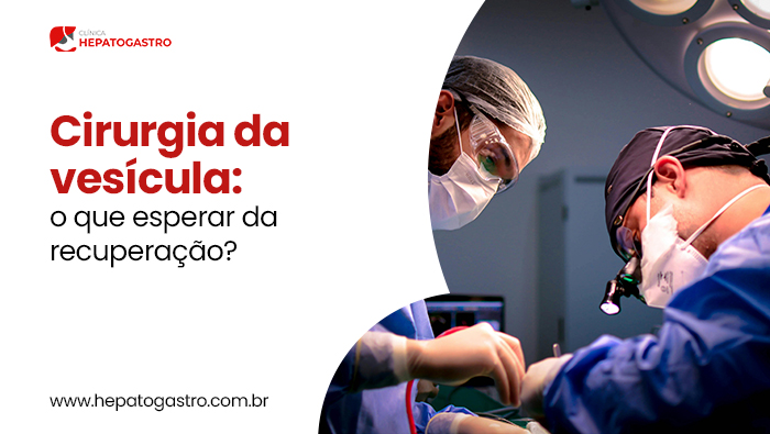Cirurgiões realizam procedimento em centro cirúrgico, utilizando equipamentos médicos sob iluminação direcionada.