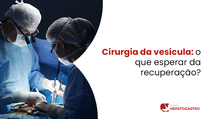 Cirurgiões Realizam Procedimento Em Centro Cirúrgico, Utilizando Equipamentos Médicos Sob Iluminação Direcionada.