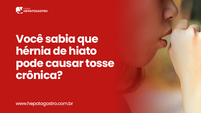 Close-Up De Uma Pessoa Tossindo Com A Mão Fechada Próxima À Boca, Em Ambiente Externo Desfocado Ao Fundo.