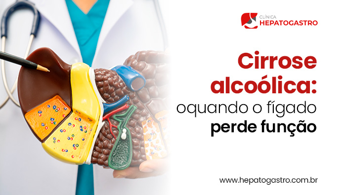 Cirrose Alcoólica: Quando O Fígado Perde Função 1 Profissional De Saúde Segura Modelo Anatômico De Fígado E Órgãos Associados, Demonstrando Estruturas Internas Em Contexto Educativo.