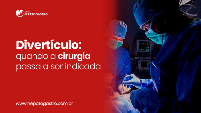 Divertículo: Quando A Cirurgia Passa A Ser Indicada 1 Equipe Médica Realiza Procedimento Cirúrgico Em Centro Operatório, Com Profissionais Paramentados E Foco De Luz Sobre A Área Operada.