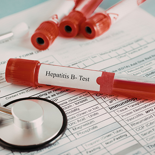 Tubos de coleta de sangue e estetosc&oacute;pio sobre formul&aacute;rio m&eacute;dico em ambiente de an&aacute;lise cl&iacute;nica.