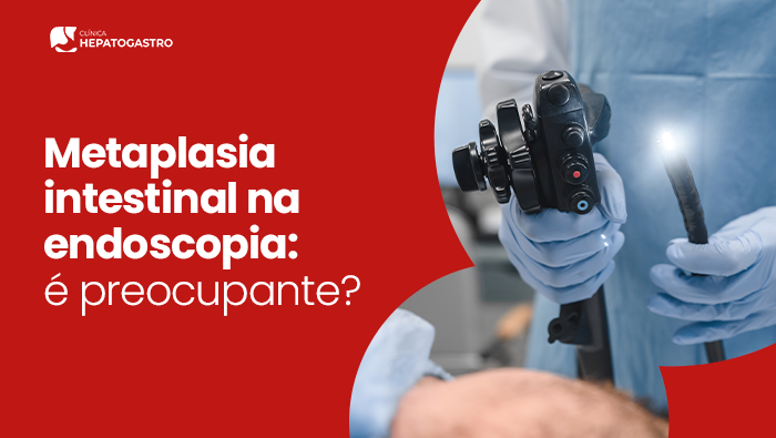 Metaplasia Intestinal Na Endoscopia: É Preocupante? 1 Profissional De Saúde Utilizando Luvas E Avental Cirúrgico, Segurando Um Colonoscópio E A Extremidade Flexível Iluminada Do Equipamento Durante Procedimento Endoscópico.