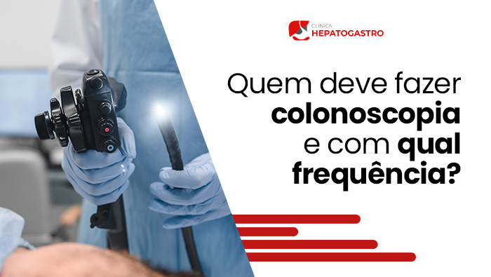 Quem Deve Fazer Colonoscopia E Com Qual Frequência? 1 Profissional De Saúde Com Luvas E Avental Segurando Um Colonoscópio E A Extremidade Flexível Iluminada Do Equipamento Durante Exame Endoscópico.