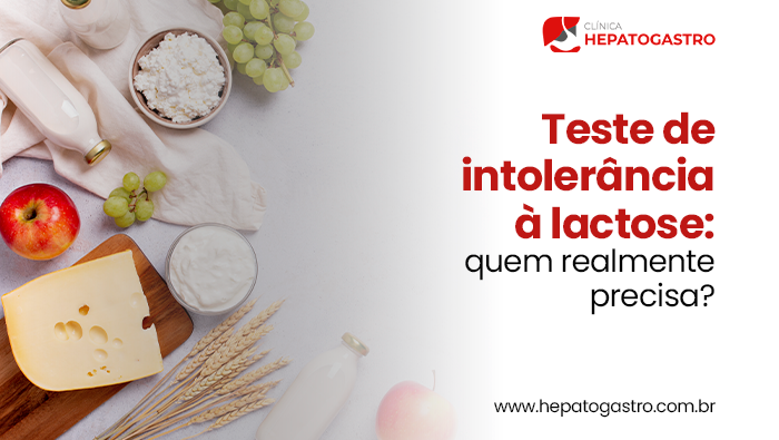 Teste De Intolerância À Lactose: Quem Realmente Precisa? 1 Alimentos Ricos Em Laticínios Dispostos Sobre Uma Mesa, Incluindo Leite, Queijo, Iogurte, Cottage, Além De Maçãs, Uvas E Espigas De Trigo.